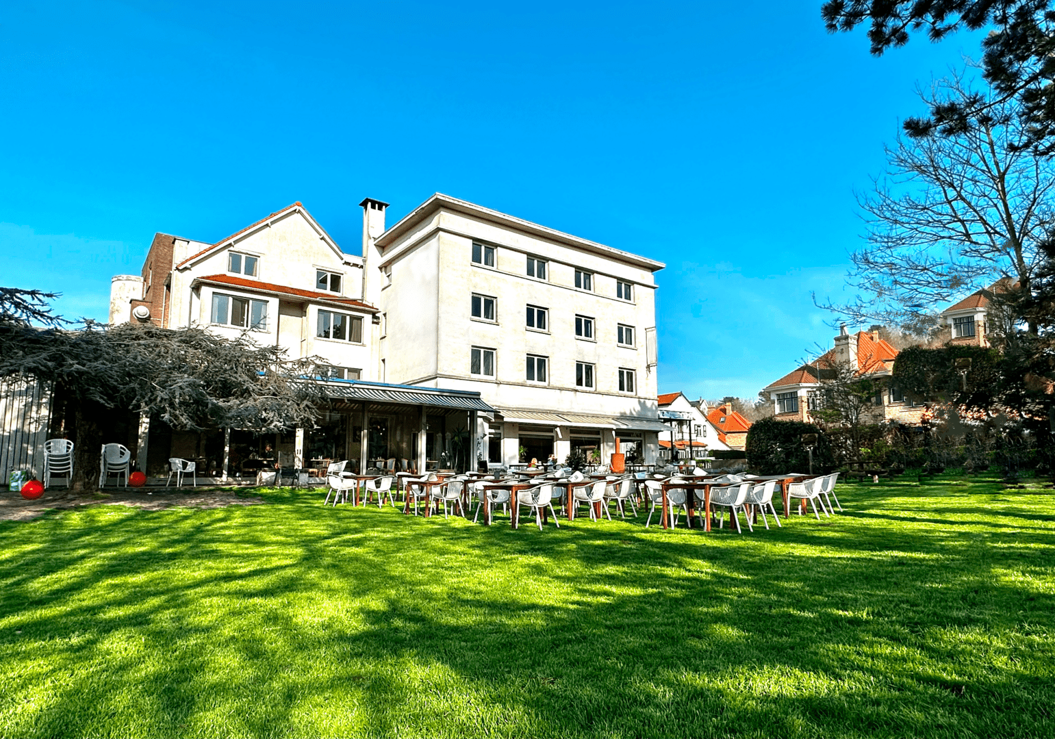 Parkhotel De Panne, tuin en terras met hotel op achtergrond