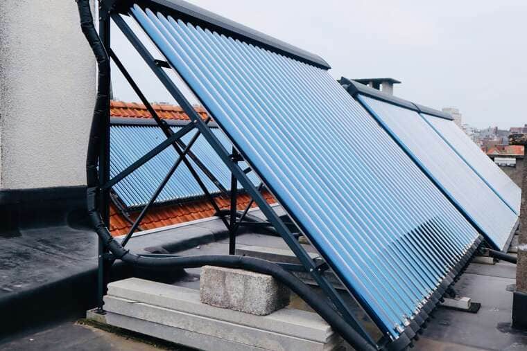 Zonnecollectoren op dak Parkhotel De Panne, duurzaamheid en ecologie